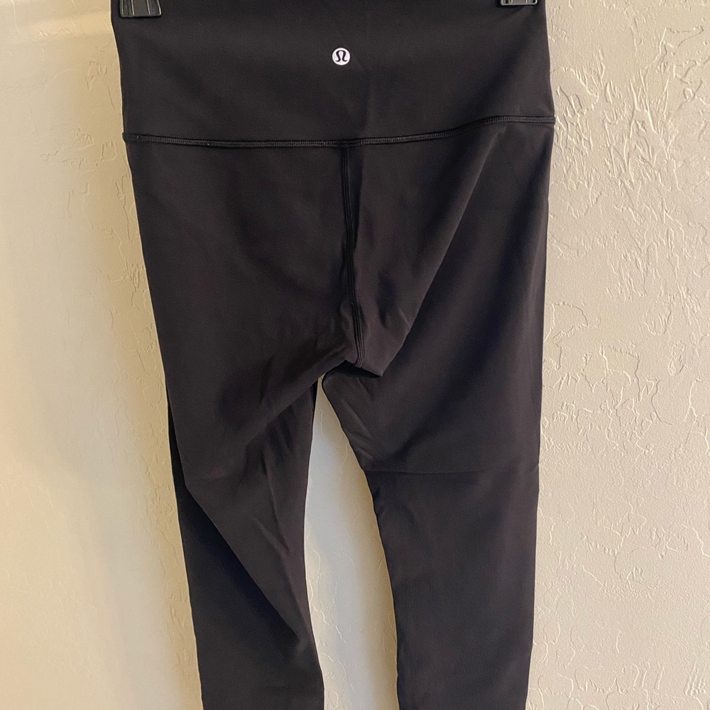 Lululemon size 6 black wunder under 25" ankle length legging.